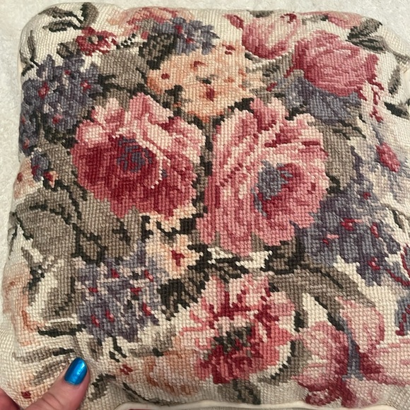 Vintage needlepoint wool pillows bundle - Picture 3 of 12